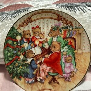 Avon 1989 Together for Christmas Festive Bear Family Holiday Plate 22K Gold Trim